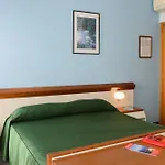 Italie Et Suisse מלון 3*